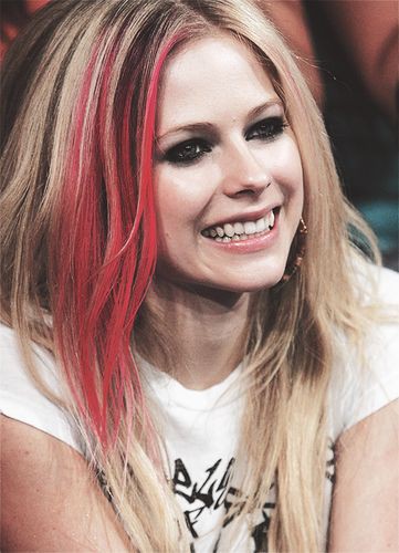 llazikki's tweet photo. happy birthday avril lavigne 🥳🥳
36 aninhos de uma das artistas mais importantes pra mim 
a pessoa que transcreve meus sentimentos como ninguém, que me inspira e consola através de suas canções 
obrigada por tudo lenda 🤧🤧🤩 https://t.co/ldX19c0Asz