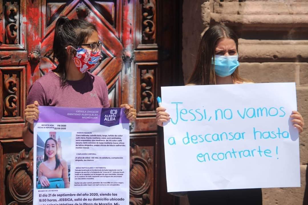 ¿Te imaginas un día luchar CON ella y a los pocos meses POR ella?
¿Te has sentado a reflexionar sobre cuánta verdad o qué tan cercanos son aquellos carteles en los que se lee "si mañana soy yo, abracen a mi mamá"? 
#JusticiaPorJessica