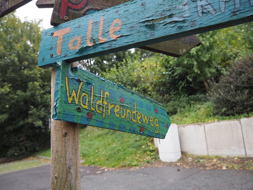OutZeitBlog's tweet photo. Die Naturpark-Schule am #Teimer war aktiv an der Gestaltung des Erlebnispfads Waldfreundeweg beteiligt. Wisst ihr wie lange es braucht PET Flaschen abzubauen? Und wie viel Holz für ToGo Becher gefällt wird? 2/3 #kalletal #TeutoBloggerWG https://t.co/bzt3J6l5wo