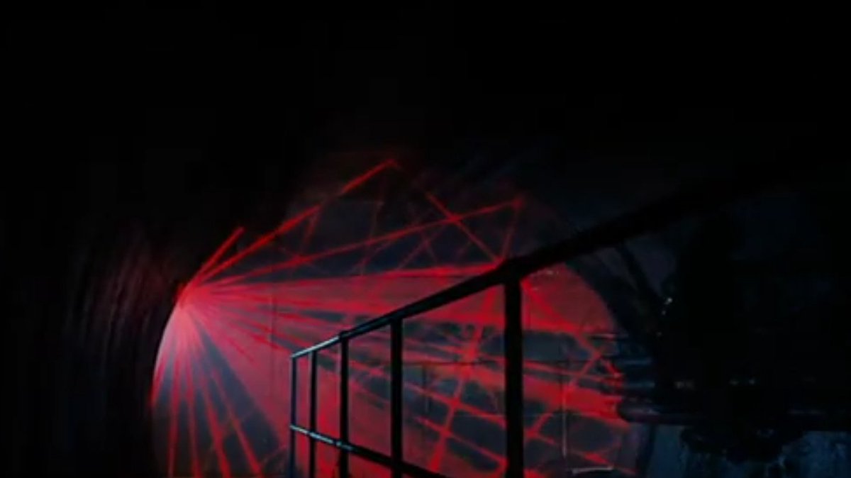 ろーかすと 虫ﾗｲﾀﾞｰ プレデター2 で印象的なガーゴイル プレデター2の舞台は元々はロサンゼルスではなく ニューヨークだった このシーンもニューヨークのクライスラービルで撮る予定だった為 クライスラービルに設置されているガーゴイルを意識して