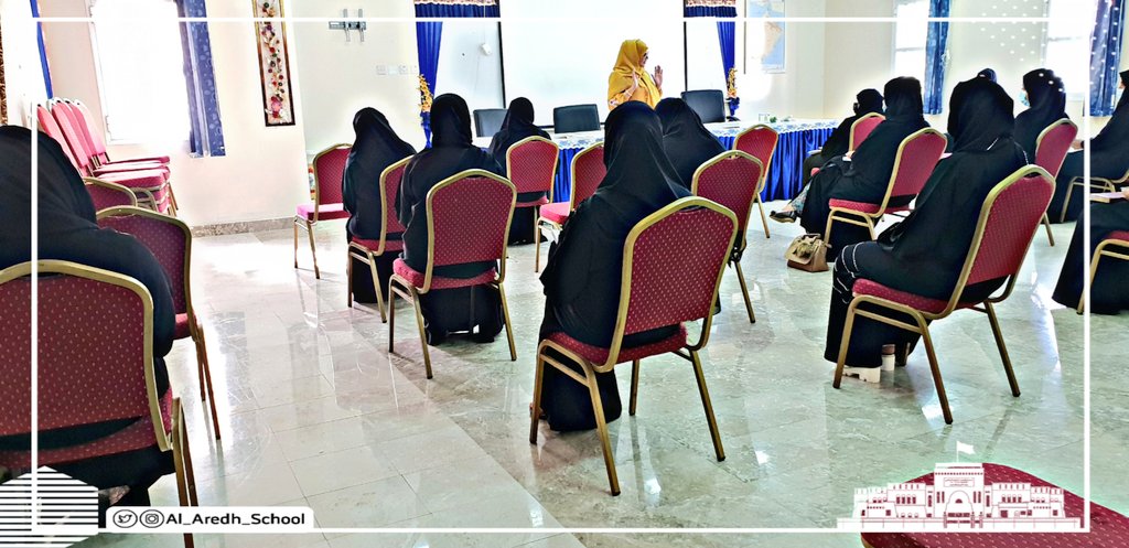 #عودة_المدارس
مديرة العارض أ.شيخة الكلباني في اجتماعها الأول بالهيئة الإدارية ومعلمات الأوائل و منسقات المواد الدراسية لمناقشة أهم المستجدات التربوية في ظل الظروف الإستثنائية...
،
،
توزيع المهام مع الإلتزام بالاحترازات الصحية لسلامة الجميع وتحقيق الأهداف التربوية...