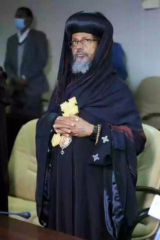 ይገድለናል ተብሎ የተፈራው ኮሮና ነበር ነገር ግን ኮሮና ከገደለን ይልቅ ወገኖቻችን የገደሉን ይበልጣል መንግሥት ሥራውን ይሥራ ቤተ ክርስቲያን አገር ልምራ አላለችም መሪው ከየትም ይሁን በአግባቡ እስከመራ ድረስ ታከብረዋለች።
ብፁዕ አቡነ አብርሃም