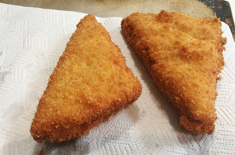 Then you deep fry in vegetable oil, ca. 170°C, for a couple of minutes on each side. If they leave behind a clear oil with no crumbs or debris, you made the perfect mozzarella in carrozza.