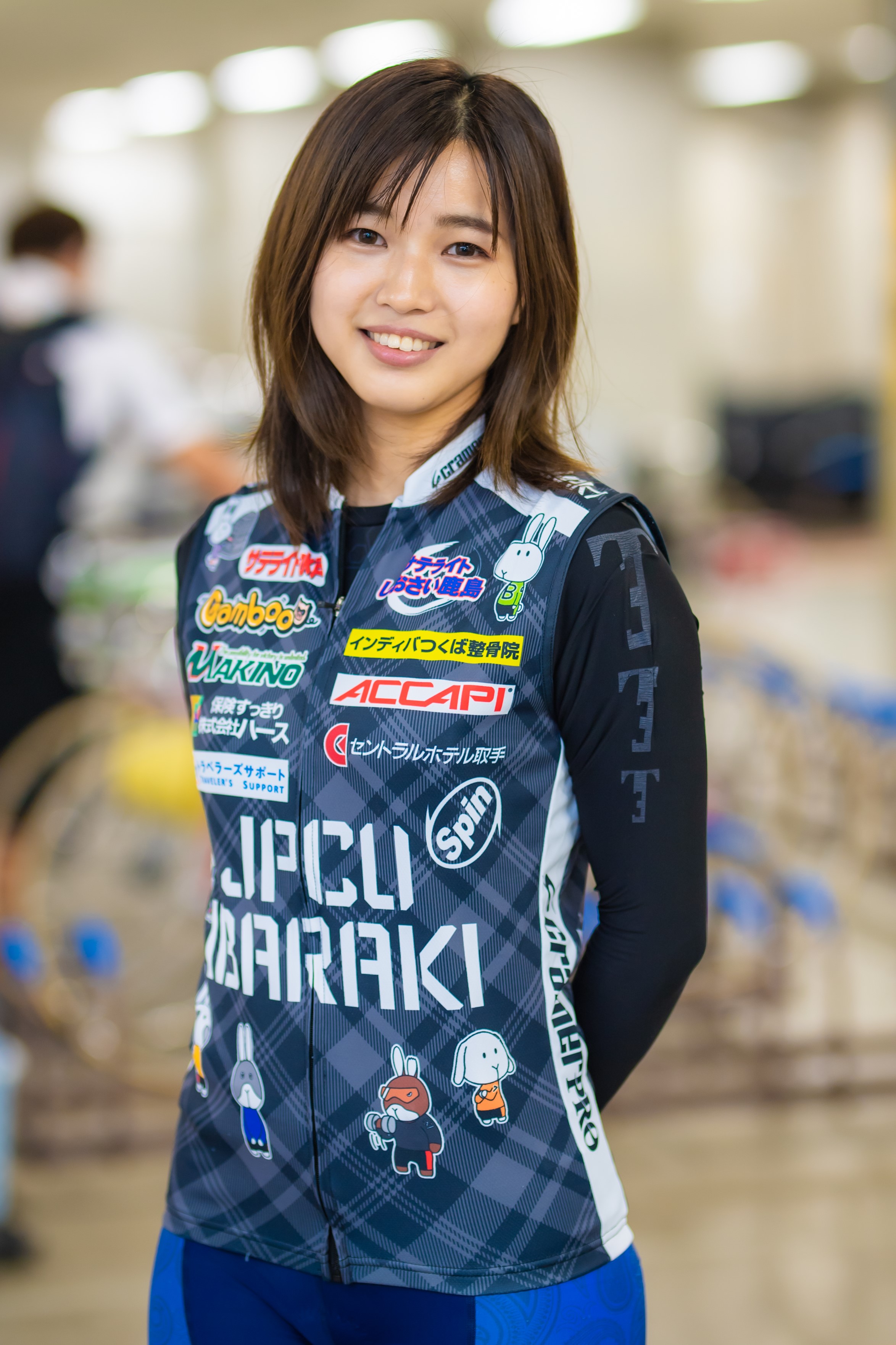 Amazon.co.jp: 荒川ひかり選手 直筆Wサイン入り ガールズ競輪カレンダー 2024年 壁掛け : 文房具・オフィス用品