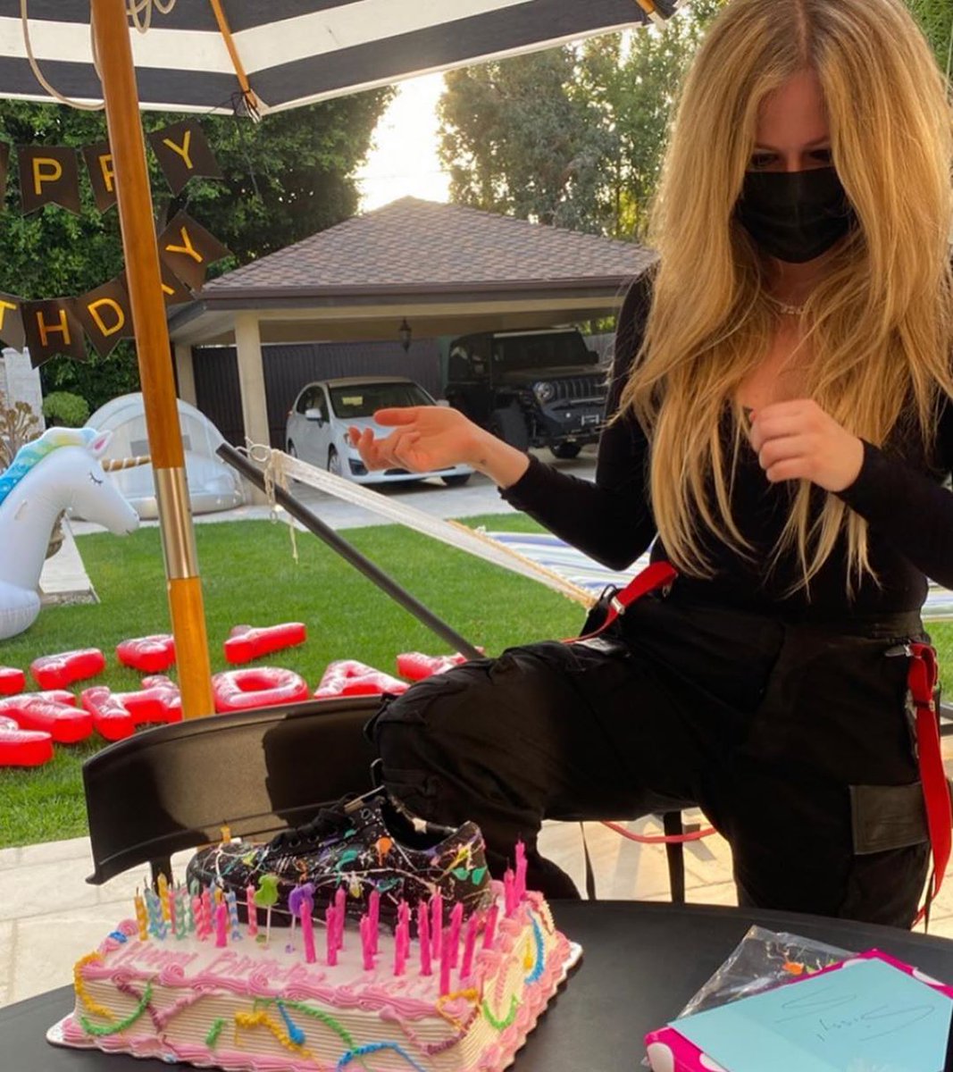 ALavignePhil's tweet photo. .@AvrilLavigne celebrating her 36th birthday in quarantine with her shoe-topped cake. 🤩🎂🎉 https://t.co/JeUBcWmTcw