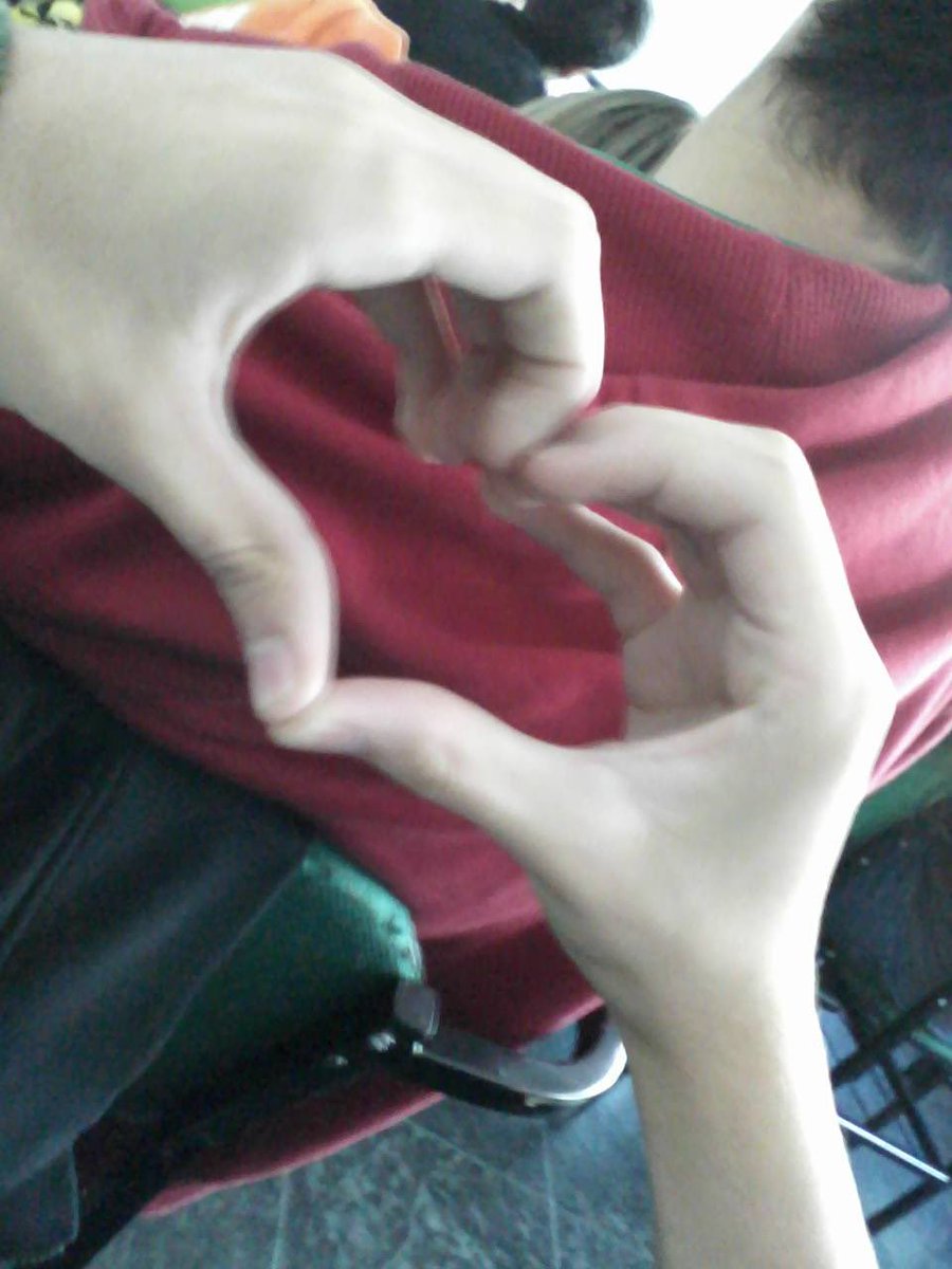 leolucamanho's tweet image. eu e meu amigo hétero parecíamos um casal no ensino médio a fic pronta