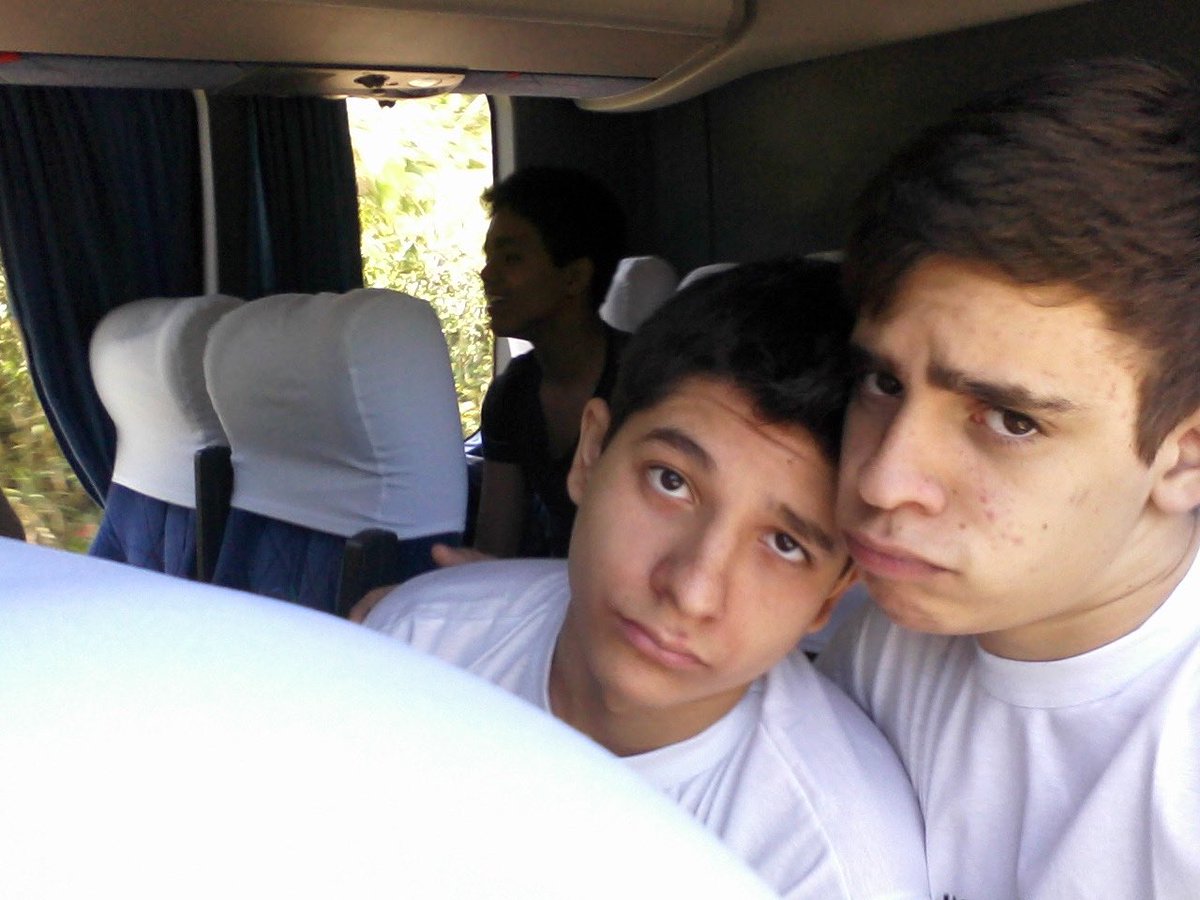 leolucamanho's tweet image. eu e meu amigo hétero parecíamos um casal no ensino médio a fic pronta