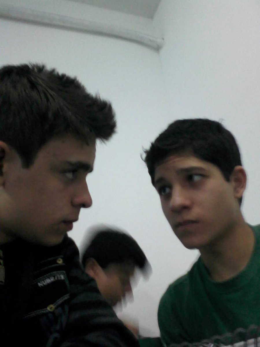 leolucamanho's tweet image. eu e meu amigo hétero parecíamos um casal no ensino médio a fic pronta
