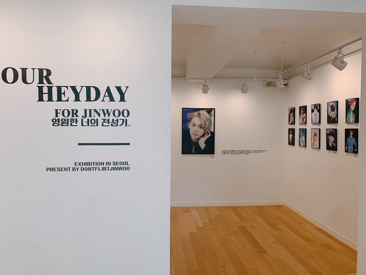 DontFlirtJINWOO's tweet photo. 전시회 마지막날 12:30PM부터 입장가능합니다! 카페 내부에 진우 등신대옆 계단을  통해 올라오신 후 부스에서 티켓을 수령하고 입장하시면 됩니다 🥳

현장입장 8000원이며 특전 선착순으로 소진시까지 제공됩니다!  #OURHEYDAY2020 #싸랑하는_진우의_영원한_전성기 https://t.co/kf2WnuiHZm