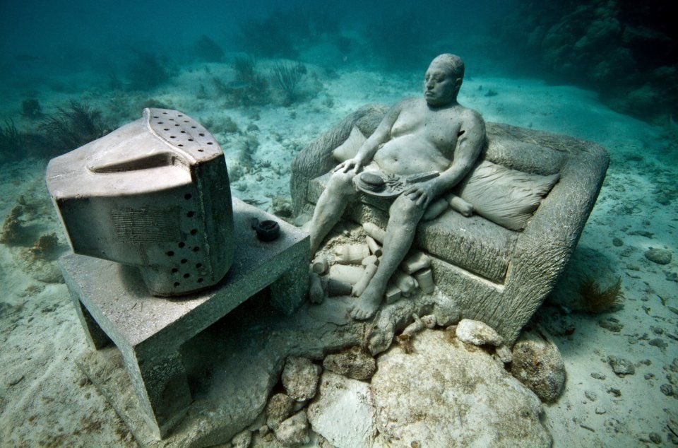 2. Jason Decaires Taylor creates sculptures that he puts IN THE ACTUAL OCEAN to build underwater museums. No, for real. U can visit. The sculptures are made of mineral materials that cause coral to grow on them when placed in the ocean & offset the effects of climate change.