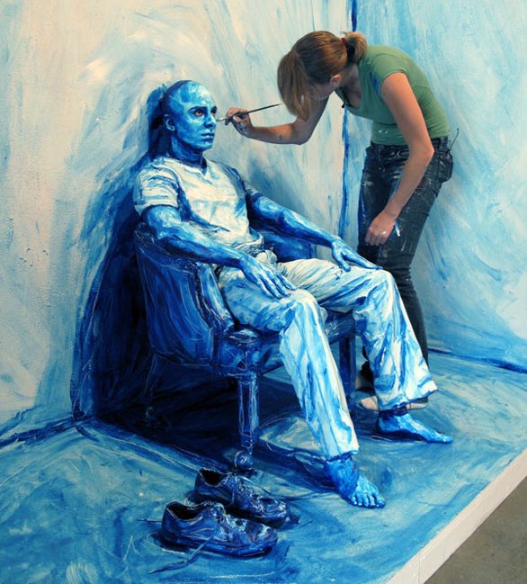 4. Alexa Meade ( @AlexaMeadeArt) Ok so Alexa is an installation artist who paints on real people & real objects using colorful, painterly strokes to create the visual illusion of a 2-dimensional scene. You might have to look through the pics to get it but it will blow your mind.