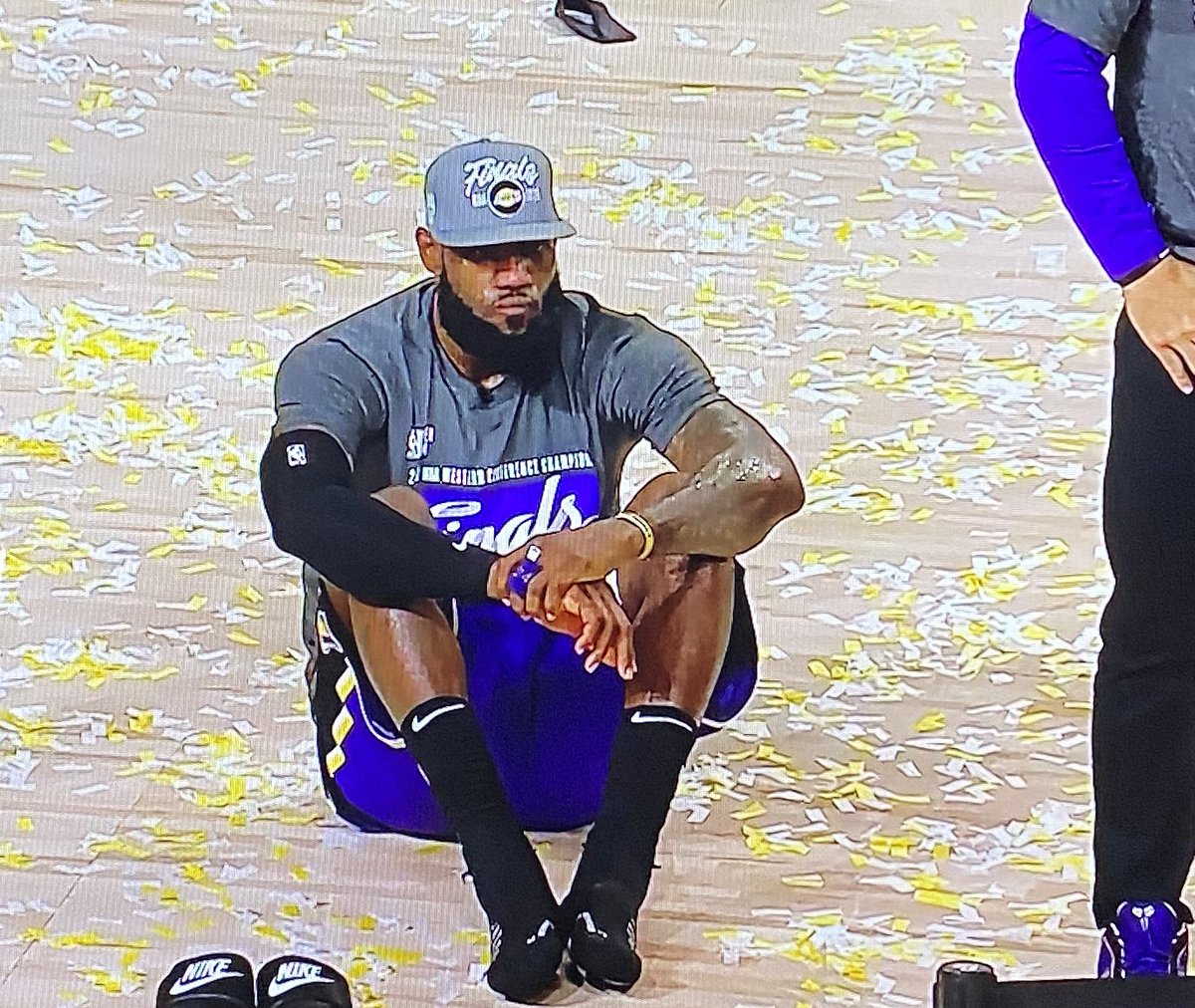 LeBron just sitting on the floor. He knows it means nothing without a ring. 💯