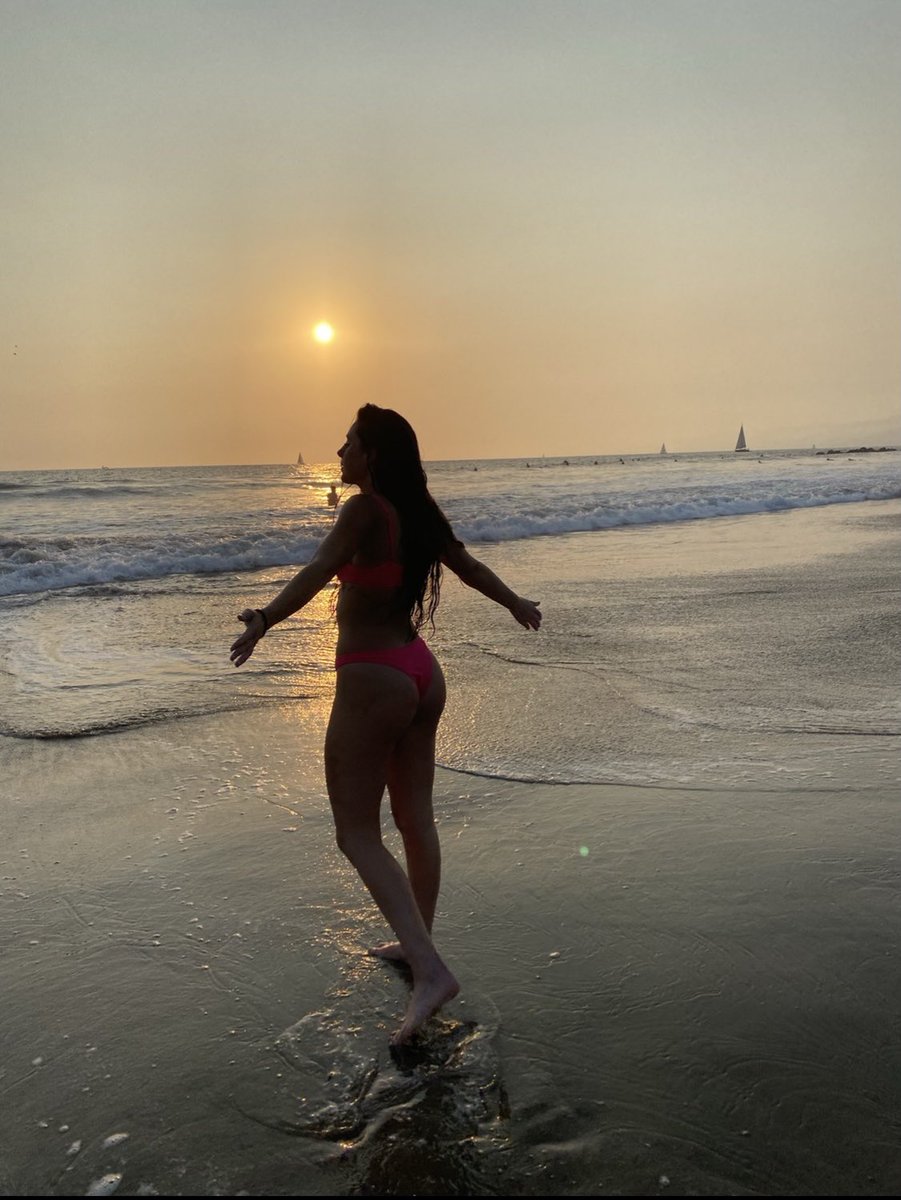 baustenray's tweet photo. Sorry posting these everywhere cause I’m so happy I finally got to swim in the ocean 😅 https://t.co/7DNzAHjHIc