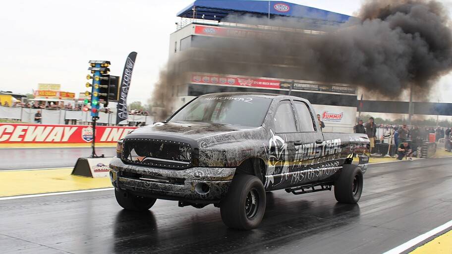 Autocosmos's tweet photo. La pick up #MasterShredder se convirtió en fuego luego de intentar alcanzar los 3,000 Hp 😱 A pesar del aparatoso incidente nadie salió herido y solo fue capaz de entregar 2,920 hp 🤕 Checa el vídeo 👉 https://t.co/DgzSWcvO7J https://t.co/ixEAEhmI56
