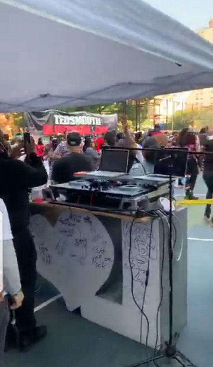 BobbyBounce's tweet photo. Shout out @tedsmooth This is a party! #HipHop #Harlem #Love #NYC #Salute #Respect #OldSchool #Jam #OGs #Djs #GoodTimes #SkateKey #Music 💥👊🏼💯🗽🎉 https://t.co/JA0xdnAoLe