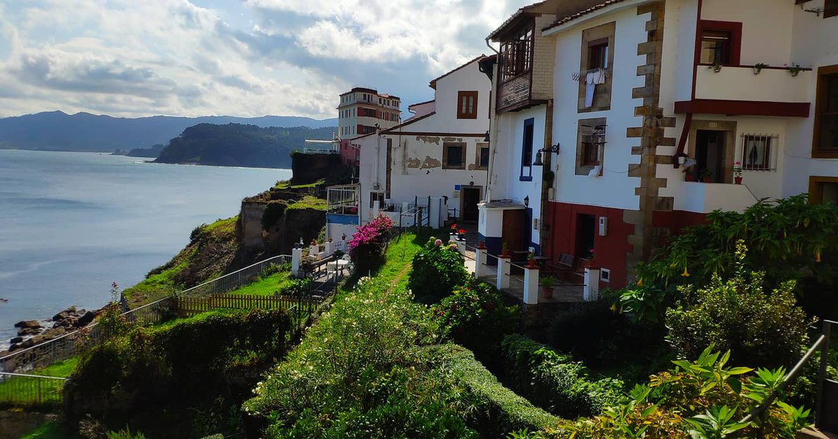 Nomads_Spain's tweet photo. Para celebrar el Día mundial del turismo, nos acercamos hasta Lastres (o Llastres en asturiano). Un pequeño pueblo de pescadores 🎣 con calles peatonales empedradas y con grandes pendientes 🧗🏻‍♂️
#NomadSpain #Wanderlust #Viajar #España 🇪🇦 #Asturias #Lastres https://t.co/8a1eMrOqKI