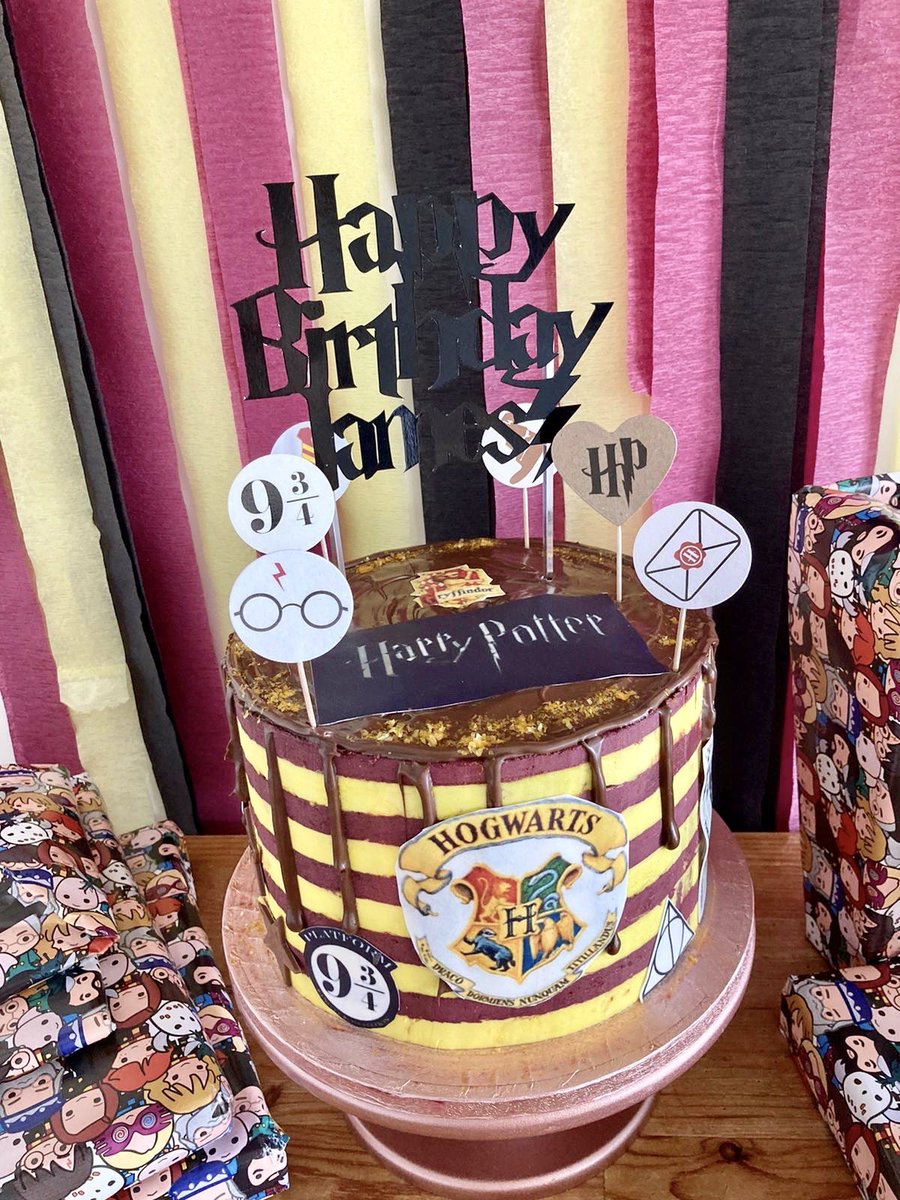 Pam_J_B's tweet photo. Chocolate Harry Potter cake with chocolate and vanilla swiss meringue buttercream. First time making stripes! Stripes courtesy of @finch_bakery  scraper #FinchScrapery #HarryPotterCake #HomeBaker ⚡️🧙🏼‍♂️✨🎂 https://t.co/qiYicYUGzo