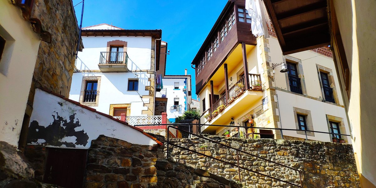 Nomads_Spain's tweet photo. En las que se puede admirar la bella arquitectura popular de la zona y el marcado carácter marinero de Lastres ⚓ que lo llevan a formar parte de la red de los Pueblos más Bonitos de España 🔝 y su nombramiento como Pueblo Ejemplar Asturiano en el 2010 🏅

#NomadSpain #Lastres https://t.co/rGAazx99Zp