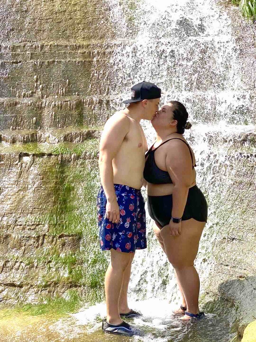 KM_Jessica_Soho's tweet photo. GET YOU A MAN LIKE TJ. ❤

"They can’t bash on true love.

When I met her in person, I was kilig! She was so beautiful the way she is. It doesn't matter to me how much she weighs. She's the sexiest girl in my eyes. I love her and nothing can change that.” 

-TJ

#KMJS15 https://t.co/UXfbn07ua6