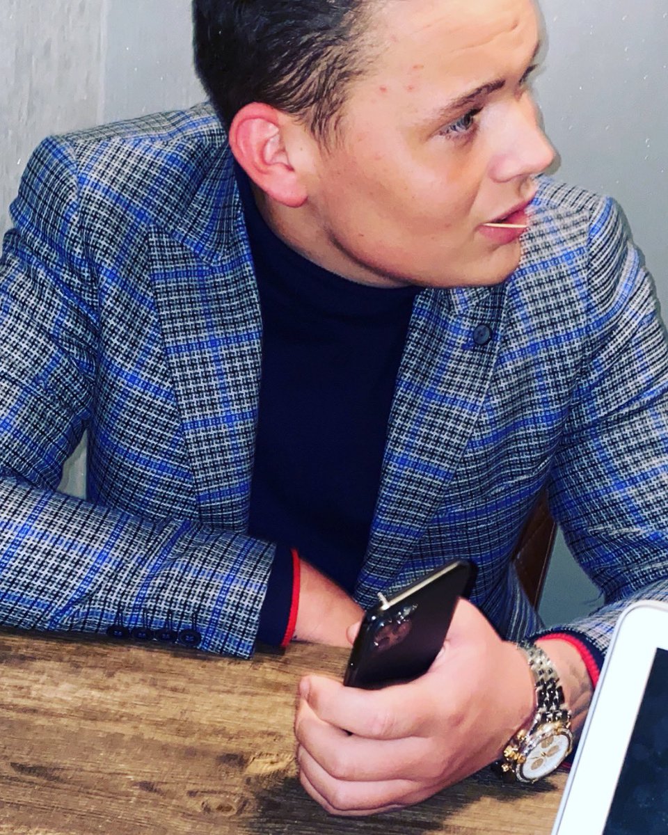 @jamy_van_etten vandaag ben je dan officieel 18jaar!
Geniet van alles wat je doet .....niets is vanzelfsprekend en LEEF! 
Hou van je jongen ❤️