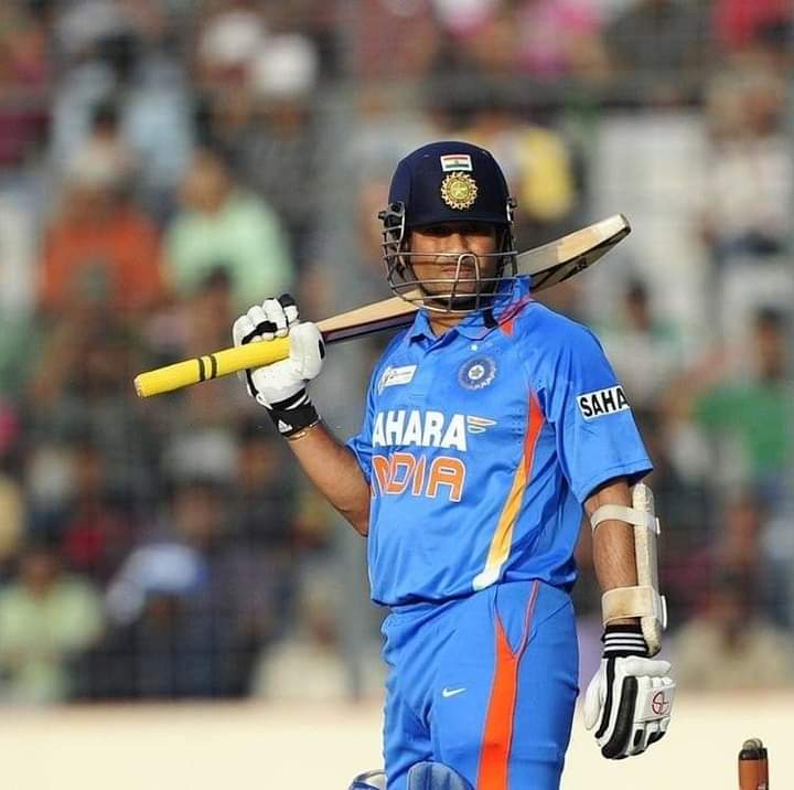 Here Is a Small Thread For a personWho Made My Childhood Amazing" @sachin_rt "This Thread Contains My unforgettable Moments of Sachin On and Off the Field  #Mi    @mipaltan