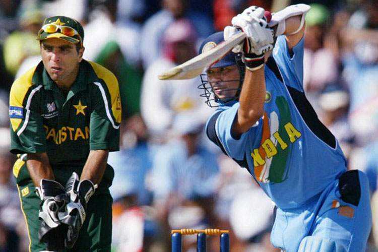 98 v Pakistan at Centurion, 2003 Sachin himself has describe this as his best inning. India was chasing a total of 273 runs and Sachin managed to score 98 off just 75 balls.Sachin dealt With Bowlers like Wasim Akram, Wakhar Younis ,Shoiab akhthar