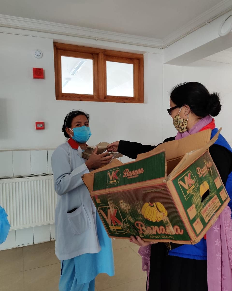 YLadakh's tweet photo. Continuing with the noble work, YDA Ladakh delivered snacks and refreshments to covid warriors on Tsedgyad which was on 24th September as a token of appreciation for their utmost efforts in such health crisis. Also sincere gratitude to the volunteers as well. #covid19 #YDAladakh https://t.co/BRFXY93WeF