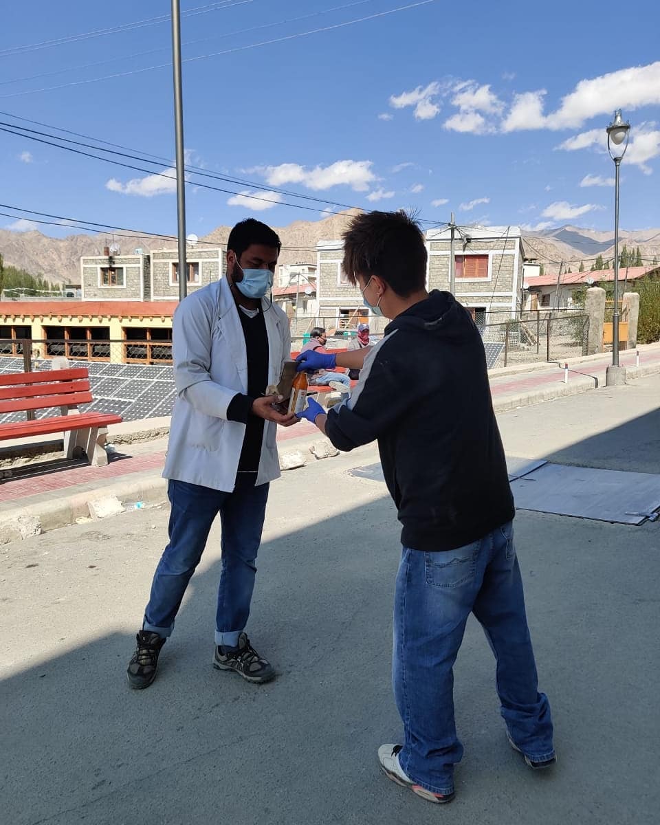 YLadakh's tweet photo. Continuing with the noble work, YDA Ladakh delivered snacks and refreshments to covid warriors on Tsedgyad which was on 24th September as a token of appreciation for their utmost efforts in such health crisis. Also sincere gratitude to the volunteers as well. #covid19 #YDAladakh https://t.co/BRFXY93WeF