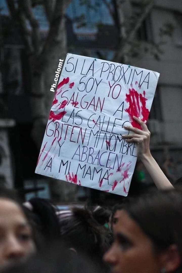 Fridaguerrera's tweet photo. Si yo soy la próxima, abraza a mi madre, exige que las autoridades trabajen, pide un asesor jurídico porque es tu derecho, no publiques su foto porque se esconderá y será difícil atraparlo, no lo quemes todo porque eso no me dará #Justicia https://t.co/QXW3jK8DdU