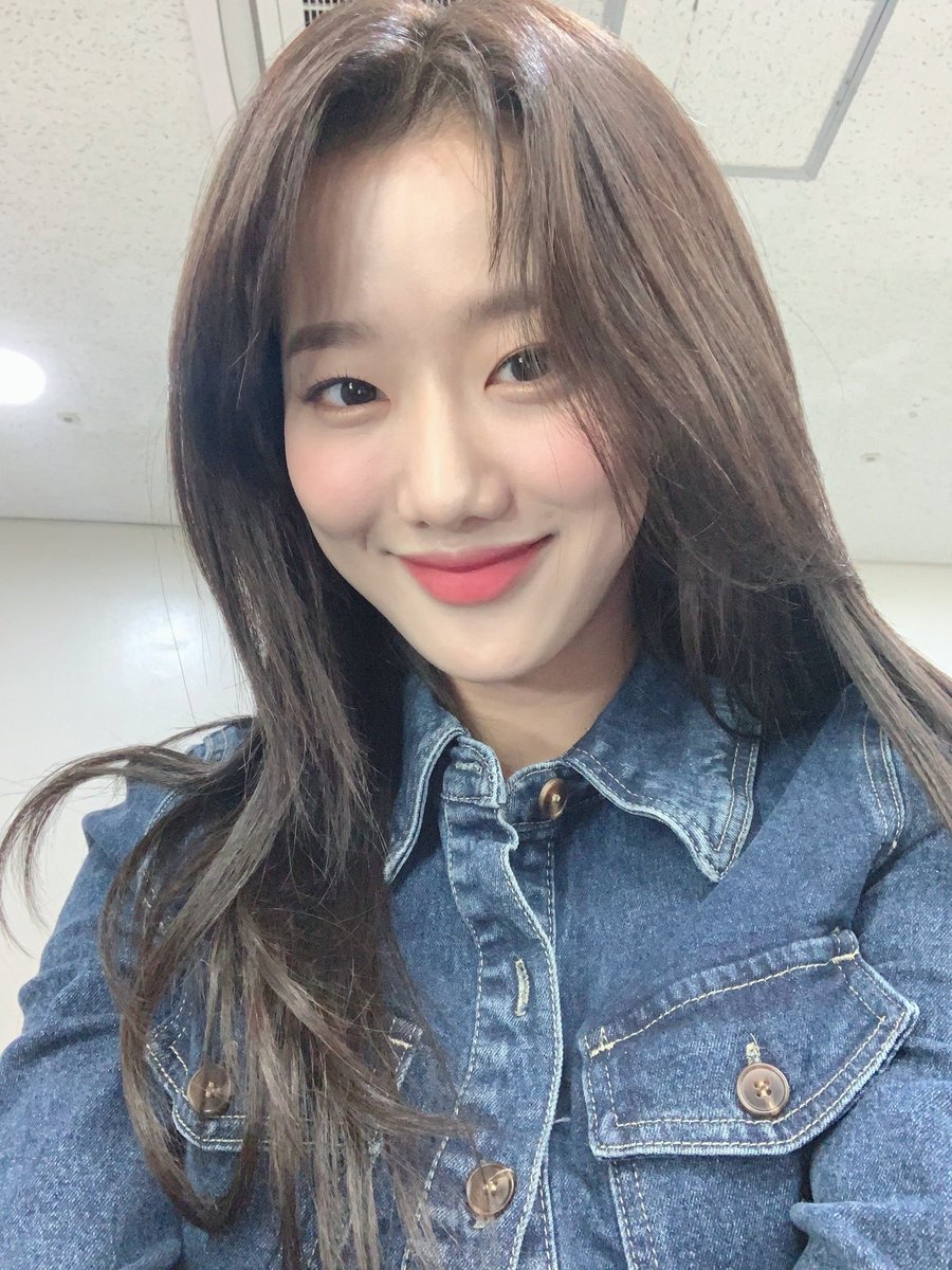 [#나은]
오늘도 나은이 보고 설렐 준비되셨나요⁉️
청춘 하이틴 스타가 떠오르는 청셔츠 나은이✨ 
잠시 후 낭니가요에서 만나요💙

#APRIL #에이프릴 #이나은 #SBS #인기가요 #낭니가요