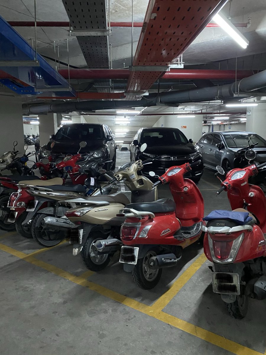 vnshocker's tweet image. ベトナムでは、国旗の色でもある赤が人気ですかね？

ベトナム人はカラフルなものが好きな傾向ありますよね。