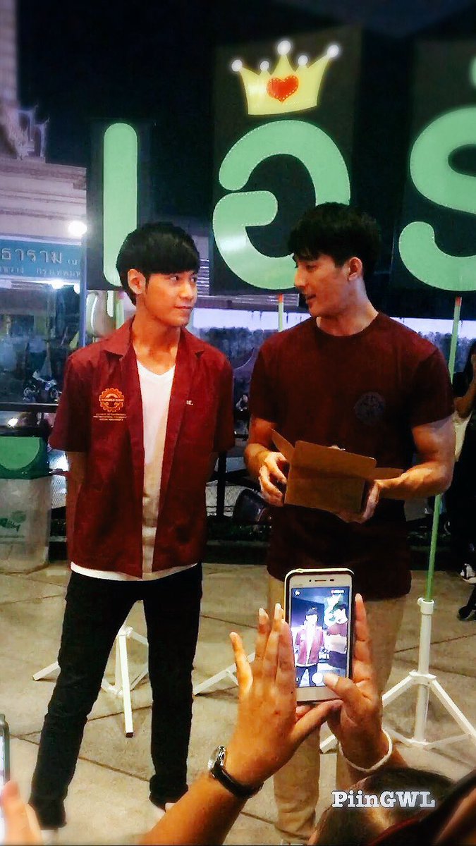 the most precious moment probably when singto surprised earth by bringing him cake 