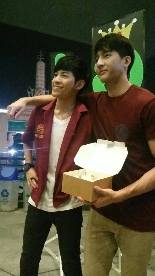 the most precious moment probably when singto surprised earth by bringing him cake 