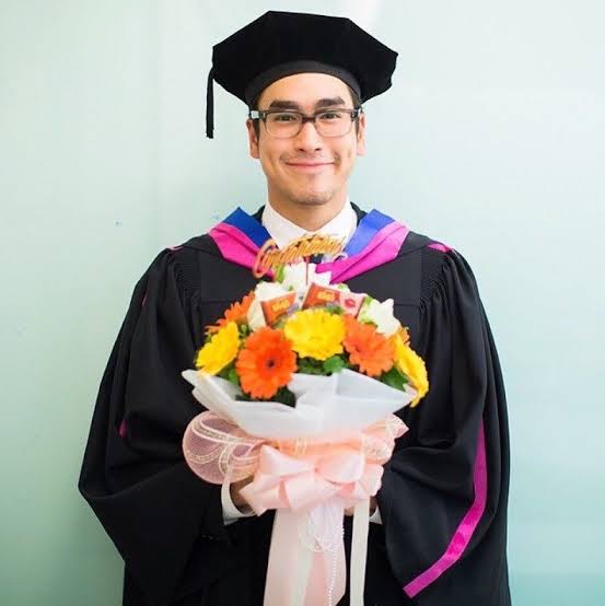 On 2015, Nadech graduated his Bachelor's Degree in Communication Arts at Rangsit University WITH high honors He did this while juggling his career as an actor and his studies! A certified role model and inspiration  #ณเดชน์  #nadech  #kugimiyas