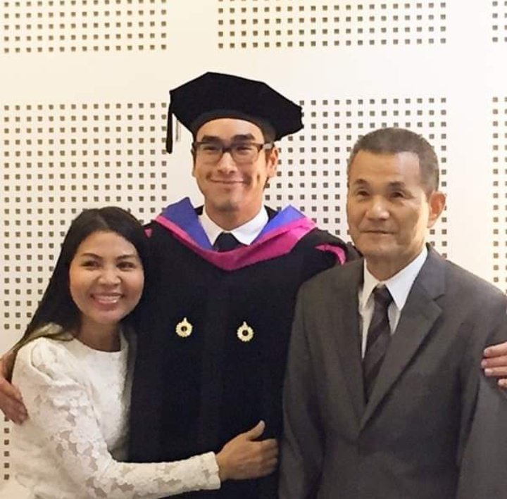 On 2015, Nadech graduated his Bachelor's Degree in Communication Arts at Rangsit University WITH high honors He did this while juggling his career as an actor and his studies! A certified role model and inspiration  #ณเดชน์  #nadech  #kugimiyas