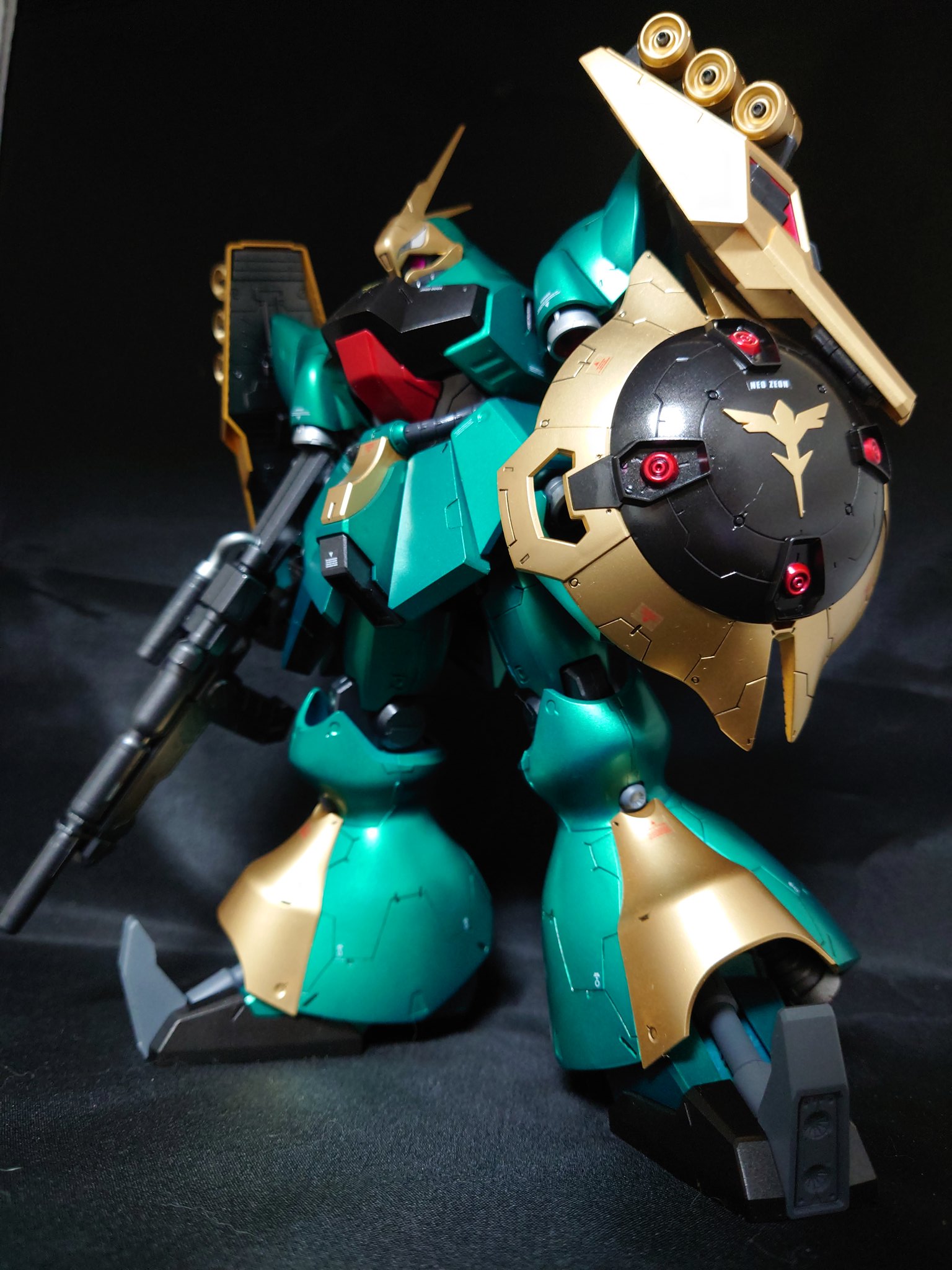 あくあ Re1 100 ヤクト ドーガ完成 スプレー缶塗装で初めて全塗装しました 粗いところもありますがいい感じになったんじゃないかと思ってます 特にシールドは満足な出来具合 赤部分はキャンディ塗装で仕上げてみました ガンプラ ガンプラ好きと繋がり