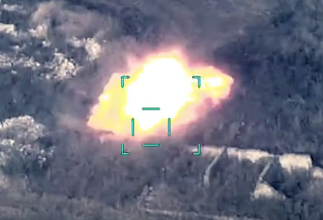 And here comes the Azeri army, destroying multiple Armenian mobile radar installation with what looks like Turkish Bayraktar TB2 drones, blinding the enemy.Each of the field radars has a much higher military value than the T-72 cannon fodder tanks ... 