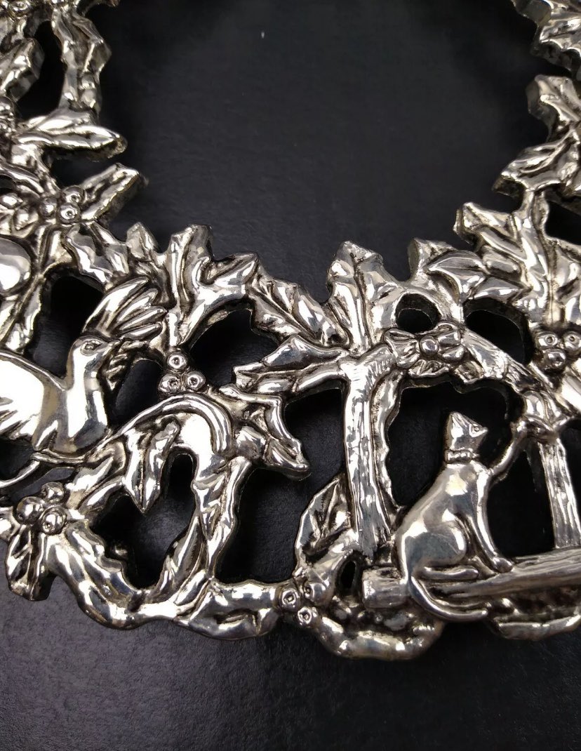 TaniaaaCatt's tweet photo. Started my Christmas shopping. Translated as spending a fortune on eBay for me. I bought this silver wreath from America today, just because there’s a cat on it. https://t.co/zLvz9QVWRg