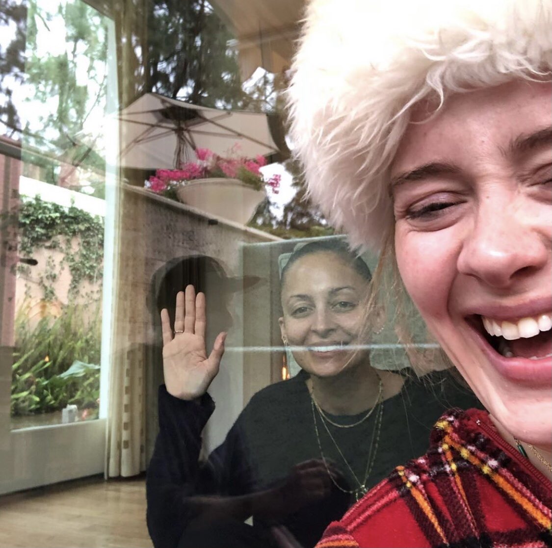 Adele wishes Nicole Richie Happy Birthday on Instagram and the giraffe photo sent me! 