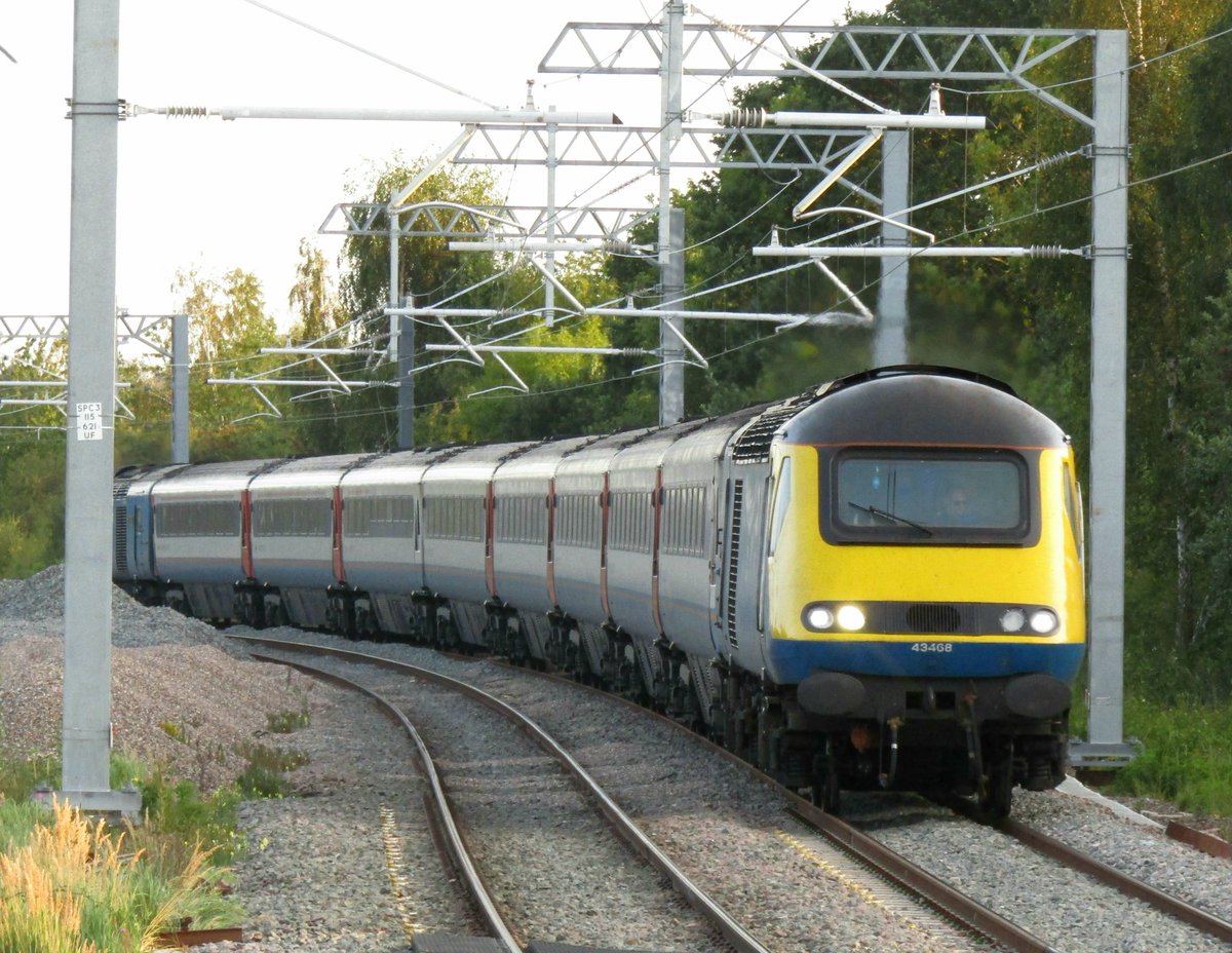 holtona72's tweet photo. #TwitterTrainGallery Curves.
43468 approaching Kettering on a full set &amp; 43320 arriving into Wellingborough. https://t.co/QsMsg30yVr