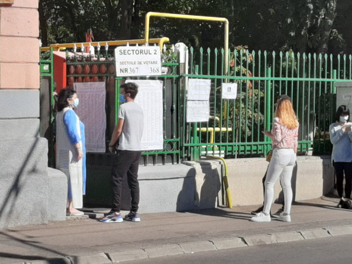 franckelbers's tweet photo. Romanians head to the polls today to elect majors and local councillors. In Bucharest turnout appears to be low; the lines are mainly caused by Corona-measures. #alegerilocale2020 #Bucharest #Romania #localections https://t.co/yJVU7mbS8B