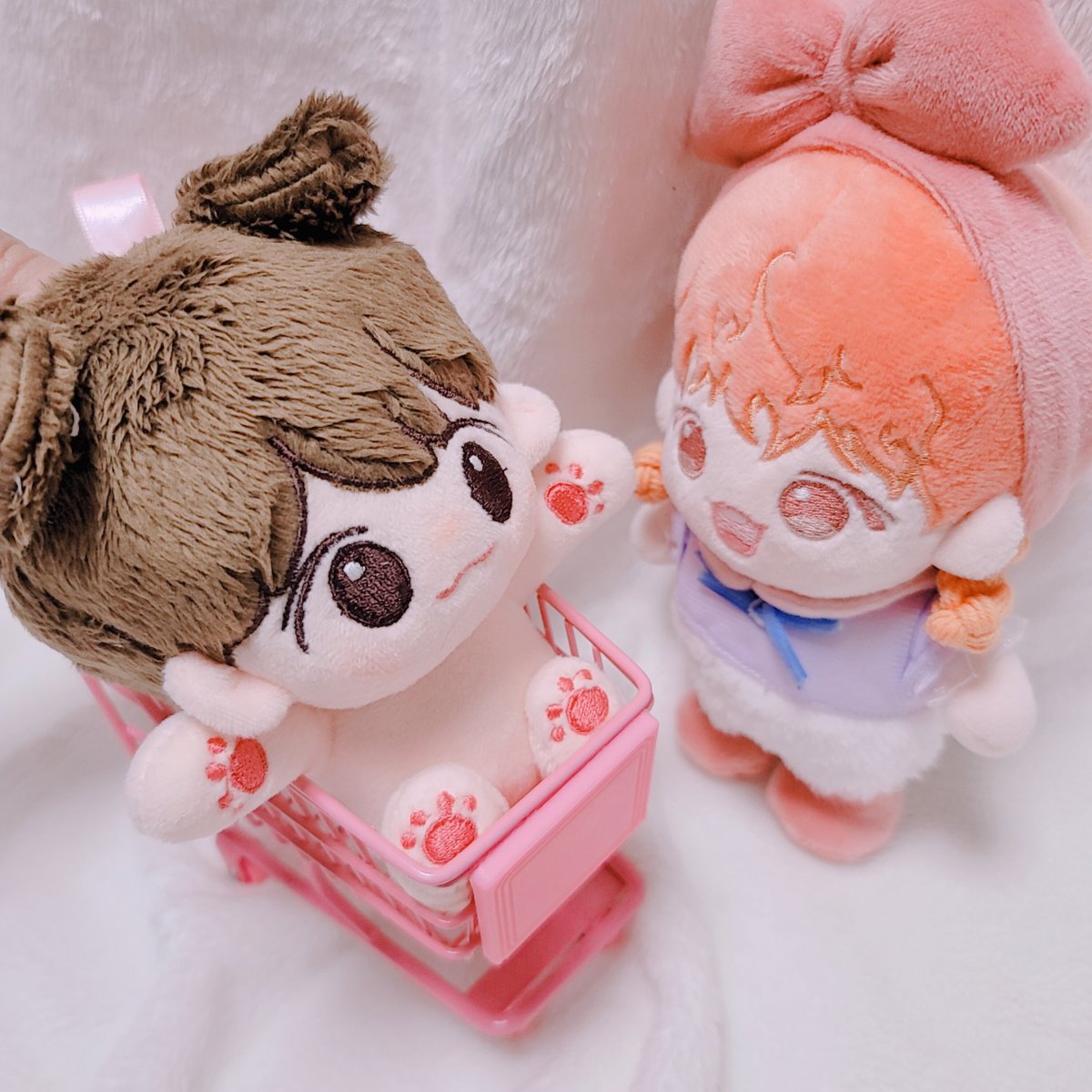 임퍼피는 팬아터님의 판매에대한 허락을 받았으며 전문 샘플업체를 통해 대량생산 준비를 생각중입니다.
손바닥과 발바닥젤리가 같이보일때가 너무 귀여워서 앉은 자세로 만들건지 서있는 기본형으로 만들것인지 고민해보고 샘플 진행 후 샘플이 완성되면 샘플 공개 후 입금폼이 시작됩니다🐶