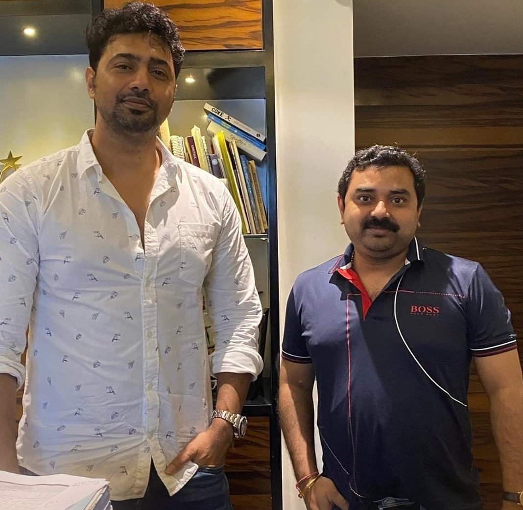 imchiranjibsaha's tweet photo. ধামাকা আসছে। #SSGEntertainment এর কর্নধার সুমন সেনগুপ্তার সঙ্গে মিটিং করলেন টালিউড সুপারস্টার @idevadhikari ।অপেক্ষা করুন চমক আসছে । https://t.co/KS4D5qoREJ
