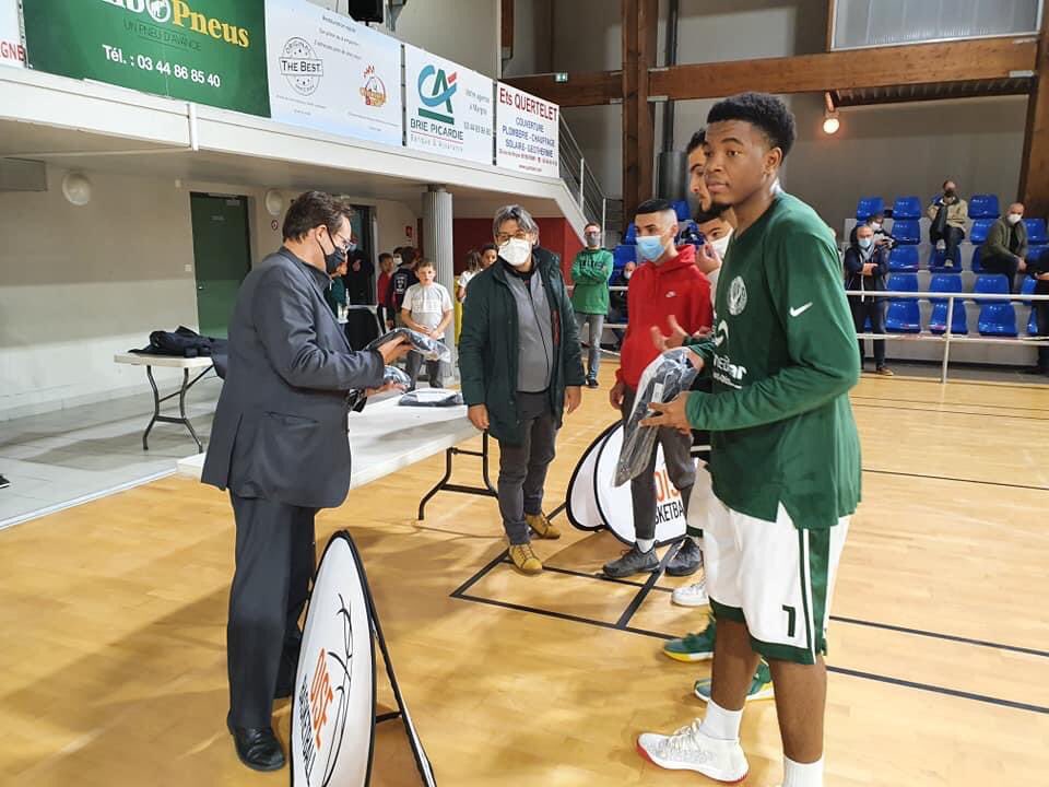 basketoise's tweet photo. Ce soir lors du match de N3 Margny-Dourges remise des récompenses du Championnat e-basket Oise organisé par le comité remporté par l'équipe de #Margny.
Les vestes ont été offertes par @epopey_co merci à eux pour leur soutient. #oiseup @ffbasketball https://t.co/o1jKHoU6aU
