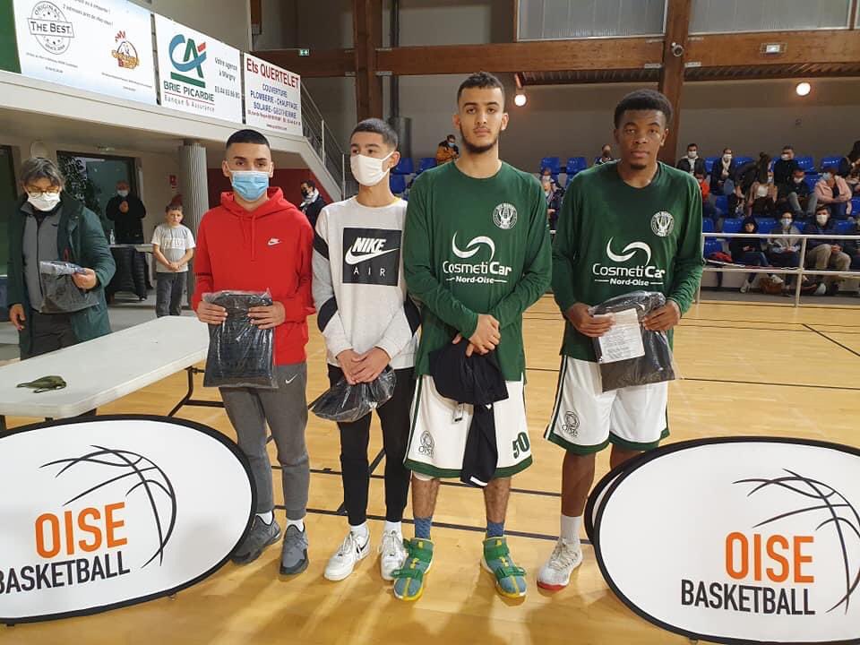 basketoise's tweet photo. Ce soir lors du match de N3 Margny-Dourges remise des récompenses du Championnat e-basket Oise organisé par le comité remporté par l'équipe de #Margny.
Les vestes ont été offertes par @epopey_co merci à eux pour leur soutient. #oiseup @ffbasketball https://t.co/o1jKHoU6aU