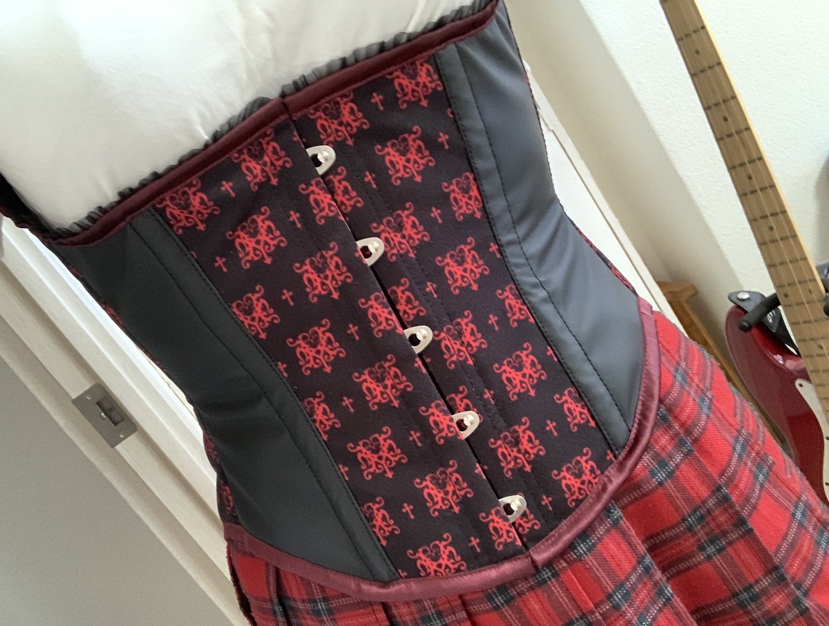 AYRE666's tweet photo. コルセット完成🖤❤️

20周年版HYDEIST制服が出来たらこんな感じかな？って想像しながら作りました〜✨

早くこれ着てライブ行ける日が来ますように🙏！
@HydeOfficial_
#HYDEMADE
#ENJOYHYDE https://t.co/sFp0caP9qE