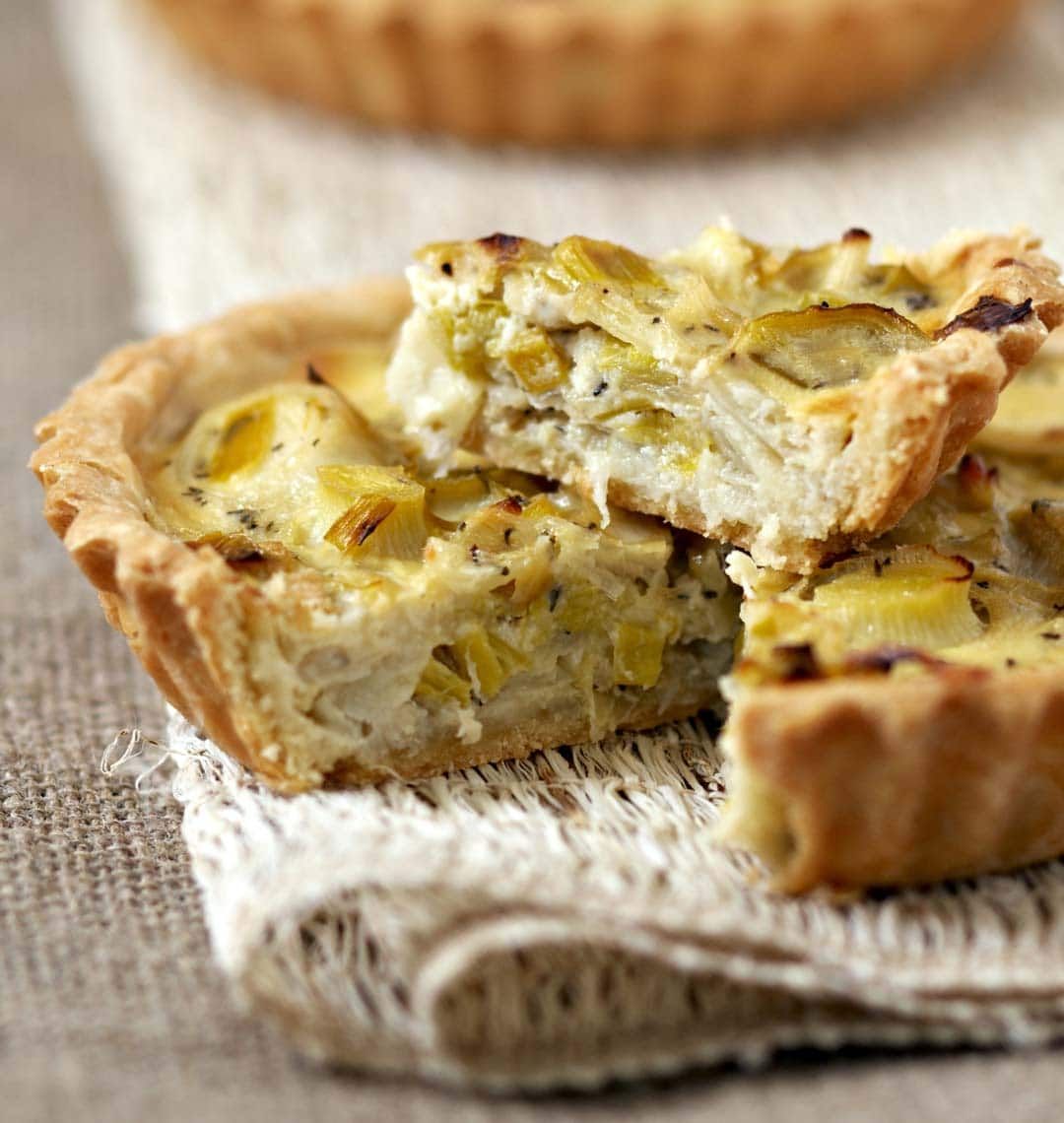 Pour faire consommer des poireaux aux plus réticents, rien de mieux que de les cuisiner de façon détournée, comme en tartelette ! Un appareil gourmand au comté et on obtient ces tartelettes parfaites pour le dimanche soir. buff.ly/32Vg0uN