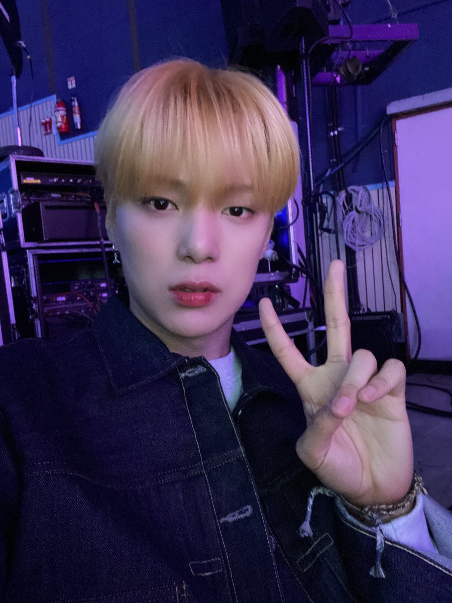 OfficialMONSTAX's tweet photo. [#MONSTA_X]
200927 #몬스타엑스 #민혁
#SBS #인기가요MC 완료 🐶

누구나 좋아하는 청패션의 댕기가요 💙
오늘도 민혁 미모는 열일중 😍

#MONSTAX #MINHYUK
#인기가요MC_민혁
#몬스타엑스민혁_인��가요MC https://t.co/muNuOnBTX3