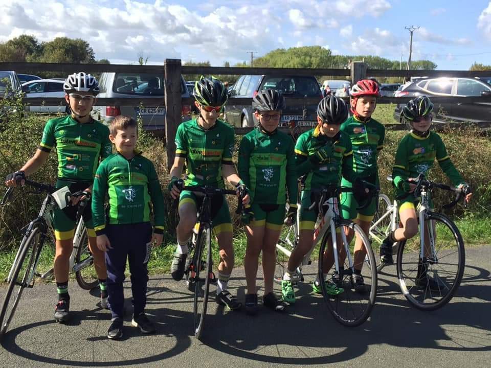 Svlbcycliste's tweet photo. 💚💛 Svlbcycliste bien représenté hier à Soulaire et Bourg (49) 😍👏

#SVLBC #JoieetBonneHumeur #PtitsVerts https://t.co/lDZGyPZ6xl