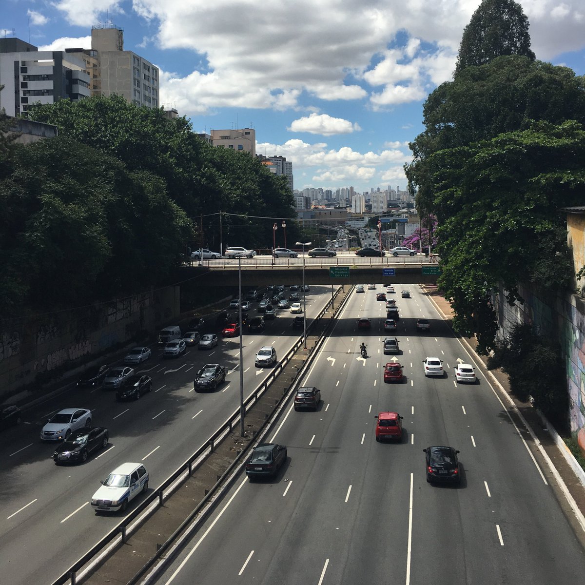 These roads. Motorways. When roads are purely for the efficient movement of motor traffic, and nothing else, this is what they look like. Wide lanes, smooth curves, crash barriers, no distractions. (2/9)